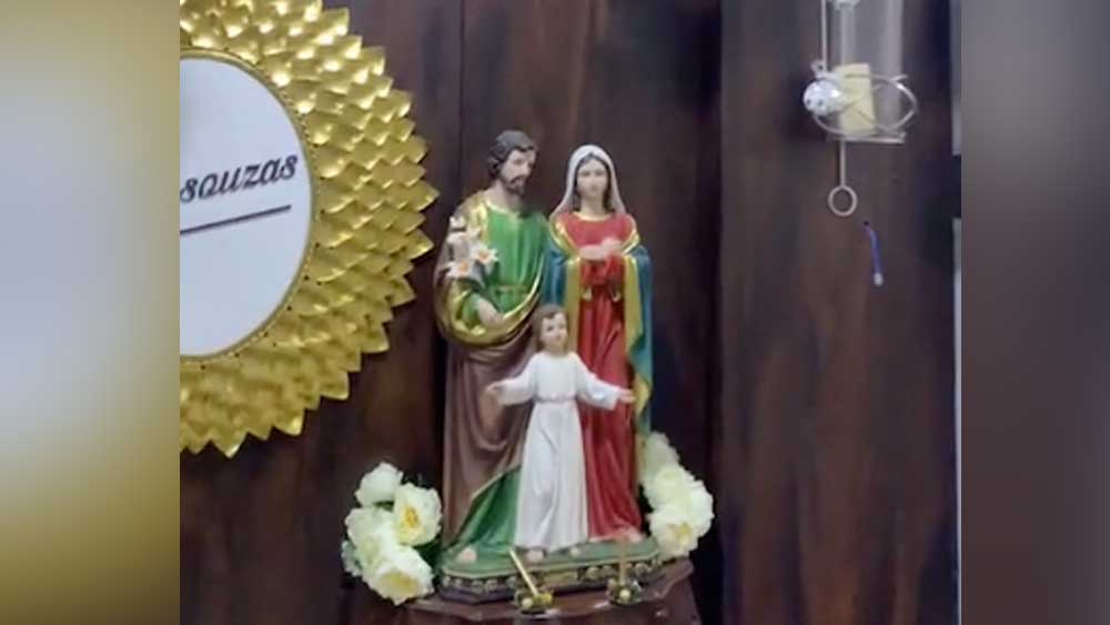 হাসপাতাল থেকে সুস্থ হয়ে ফিরে এসে পরিবারের সঙ্গে বড়দিন পালন করলেন রেমো। স্ত্রী লিজেল এবং দুই সন্তান রূপকথার দেশের মতো সাজিয়েছেন তাঁদের বাড়ি। কঠিন সময় পেরিয়ে কাছের মানুষদের সঙ্গে উৎসব যাপন করতে পেরে আপ্লুত রেমো।