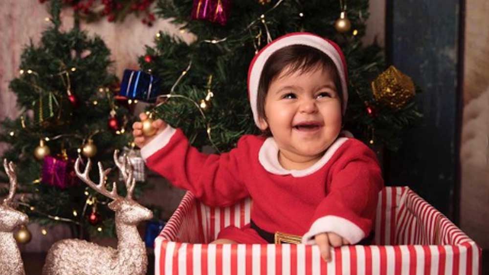 ছোট্ট আনায়রাকে সান্তা সাজালেন কপিল শর্মা। ক্রিসমাস ট্রি-র সামনে মেয়েকে বসিয়ে তার হাসিমুখ লেন্সবন্দি করলেন তিনি।