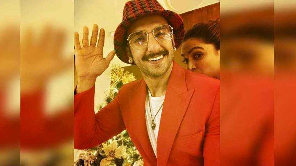 লাল ব্লেজার, মাথায় লাল টুপি পরে ক্রিসমাসের আনন্দে গা ভাসালেন রণবীর সিংহ। সঙ্গে ছিলেন তাঁর ‘লিটল এলফ’ দীপিকা।