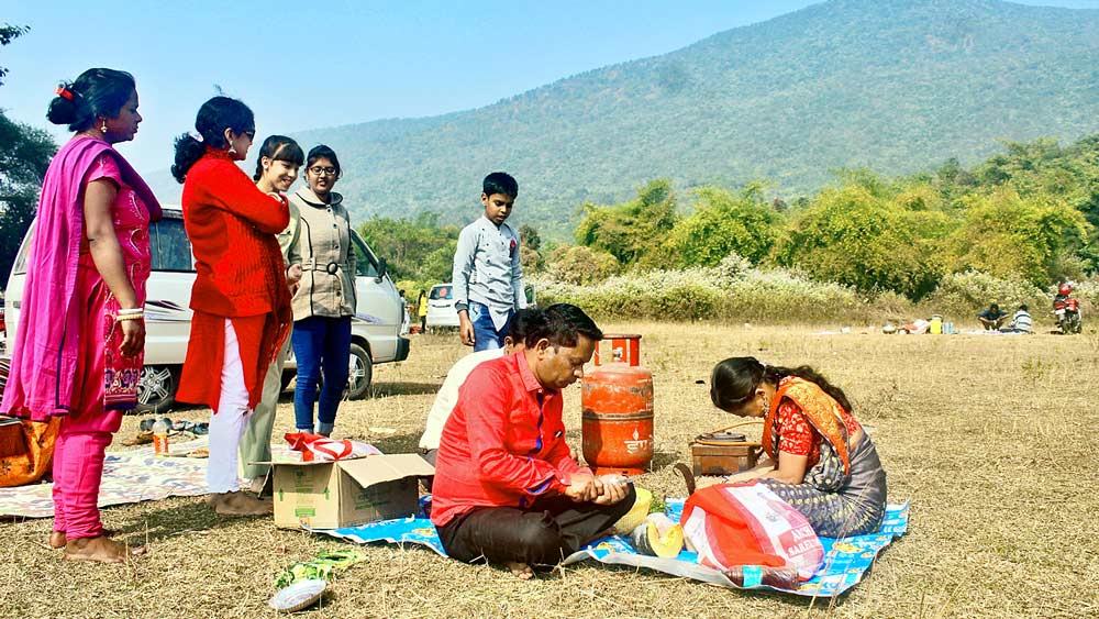 Picnic on Christmas in Bankura without maintenance of COVID-19 protocols