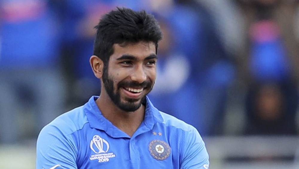 চলতি বছরের ফেব্রুয়ারিতে নিউজিল্যান্ডের ট্রেন্ট বোল্টকে হঠিয়ে আইসিসি-র ওডিআইতে র‌্যাঙ্কিংয়ে এক নম্বর বোলারের জায়গা দখল করেছিলেন যশপ্রীত বুমরা। তবে সেই আইসিসি-র বিচারেই ওডিআই দলে জায়গা হয়নি তাঁর। যদিও টি-টোয়েন্টির দশকসেরা দলে ঢুকেছেন বুমরা।