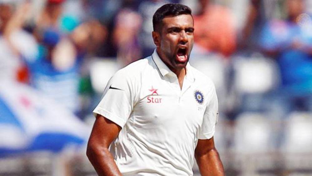 রোহিতের মতোই টি-টোয়েন্টি এবং ওডিআই, দু’দলে জায়গা না হলেও টেস্টের দশকসেরার দলে রয়েছেন রবিচন্দ্রন অশ্বিন। বিদেশের মাটিতে তো বটেই, দেশের মাটিতেও টিম ইন্ডিয়ার বহু জয়ের শরিক অশ্বিন। একমাত্র ভারতীয় বোলার হিসেবে আইসিসি-র দশকসেরা টেস্ট দলে রয়েছেন তিনি।