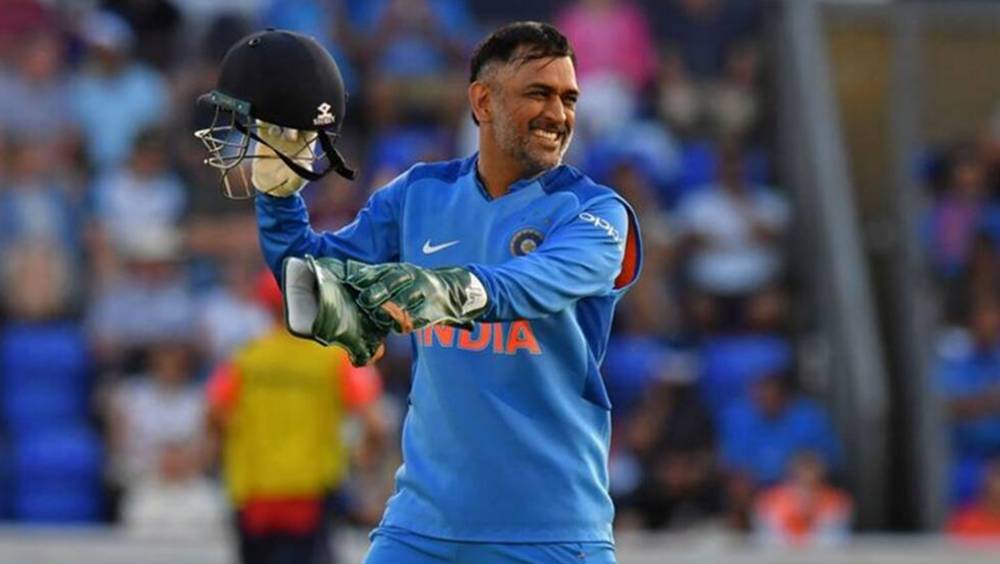 কেরিয়ারে ৩৫০টি ওডিআই খেলেছেন ধোনি। তাতে সর্বোচ্চ ১৮৩ রানের অপরাজিত ইনিংসের পাশাপাশি বহু ম্যাচজেতানো মুহূর্তও রয়েছে। রয়েছে ১০৭৭৩ রান। এর সঙ্গে ১০টি সেঞ্চুরিও যোগ করে নিন। টি-টোয়েন্টিতেও ধোনির কেরিয়ার কম আকর্ষণীয় নয়। চলতি বছরের ১৫ অগস্টে অবসরের আগে ৯৮  আন্তর্জাতিক ম্যাচে ১৬১৭ রান রয়েছে তাঁর। স্ট্রাইক রেট ১২৬.১৩।