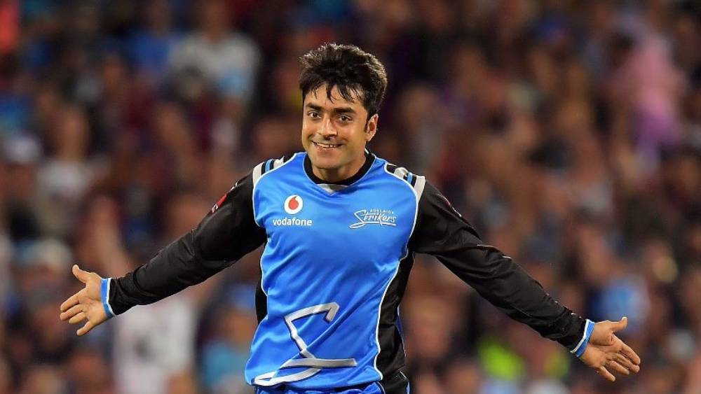 কোহালি-ধোনিদের পাশাপাশি টি-টোয়েন্টির দলে রয়েছেন  ক্রিস গেল অ্যারন ফিঞ্চ, এবি ডেভিলিয়ার্স, গ্লেন ম্যাক্সওয়েল, কায়রন পোলার্ড লাসিথ মালিঙ্গারা। তবে চমকে দিয়েছেন আফগানিস্তানের স্পিনার রশিদ খান। আইপিএলের সফল বোলার জায়গা করে নিয়েছেন আইসিসি-র দশকসেরাদের দলে।