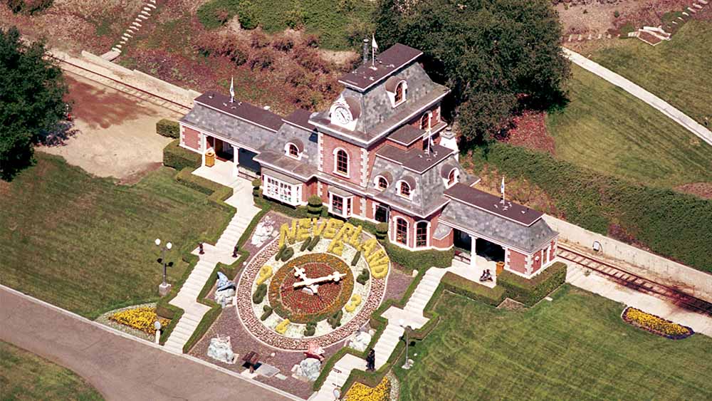 সান্তা বারবারা থেকে ৬৪ কিমি দূরে এই সম্পত্তি বহু দিন ধরেই বাজারে বিক্রয়যোগ্য। ২০১৫ সালে প্রথম নিলামে এর দাম উঠেছিল ১০ কোটি ডলার। তার পর প্রতি বছর এর দাম কমেছে। গত বছরেও দর ছিল ৩ কোটি ১০ লক্ষ ডলার। অবশেষে তার থেকেও কমে হাতবদল হল এই সম্পত্তির।