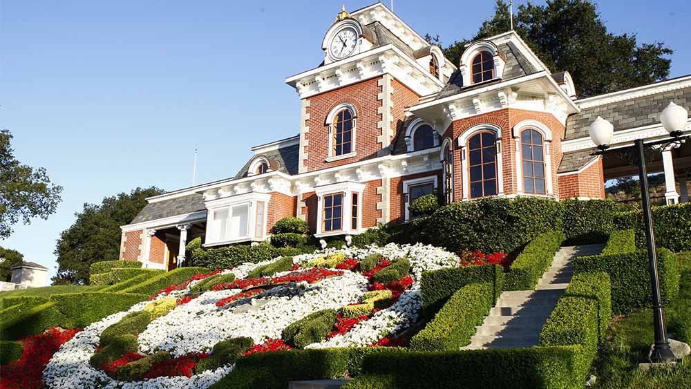 একাধিক অতিথিশালা, সুইমিং পুল, বাস্কেটবল কোর্ট এবং টেনিসকোর্টে সাজানো এই চৌহদ্দিতে ছিল ৫০ আসনের সিনেমাহল।