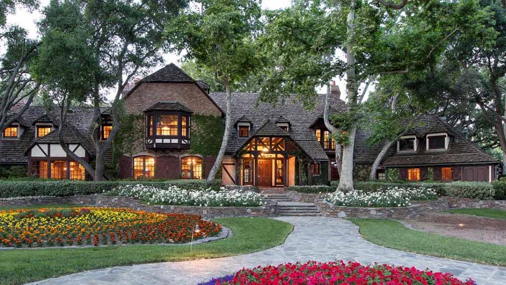 ১৯৮৮ সালে এই এস্টেট কেনেন জ্যাকসন। শোনা যায়, ১ কোটি ৯৫ লক্ষ ডলার দাম ছিল সে সময়। আবার অনেক সূত্র থেকে জানা যায়, ৩ কোটি ডলারে এই সম্পত্তি কিনেছিলেন তিনি। সেই সম্পত্তিই আবার হাতবদল হয়ে গেল।