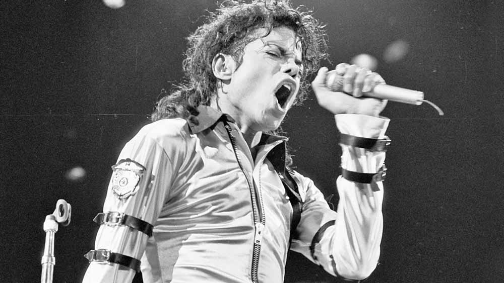 ২০০০ সালের মাঝখান থেকে বার্কলে উপদেষ্টা হিসেবে কাজ করতেন জ্যাকসনের সঙ্গে। সে সময় বিলাসবহুল জীবনযাত্রা সামলাতে গিয়ে অর্থকষ্টে পড়েছেন জ্যাকসন।