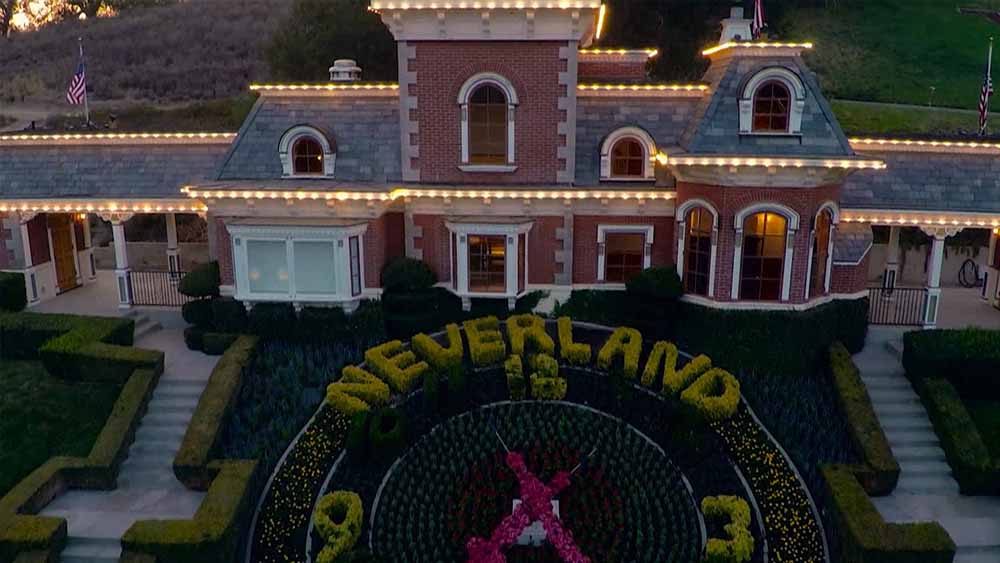 ২০০৯ সালের ২৫ জুন রহস্যজনক কারণে প্রয়াত হন জ্যাকসন। তাঁর ভক্তরা ভেবেছিলেন নেভারল্যান্ডেই তাঁকে সমাধিস্থ করবেন। তাঁদের ইচ্ছে ছিল এলভিস প্রিসলের বাড়ি ‘গ্রেসল্যান্ড’-এর মতোই ‘নেভারল্যান্ড’ হয়ে উঠবে অনুরাগীদের পীঠস্থান।
