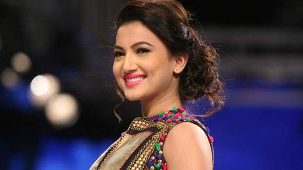 বিভিন্ন নামী ডিজাইনার এবং সংস্থার হয়ে মডেলিং শুরু করেন গওহর। ২০০২ সালে ১৮ বছর বয়সে অংশ নেন ‘মিস ইন্ডিয়া’ প্রতিযোগিতায়। সেখানে তিনি চতুর্থ স্থান পেয়েছিলেন, পরে তিনি ‘মিস ইন্টারন্যাশনাল কনটেস্ট’-এও অংশ নেন।