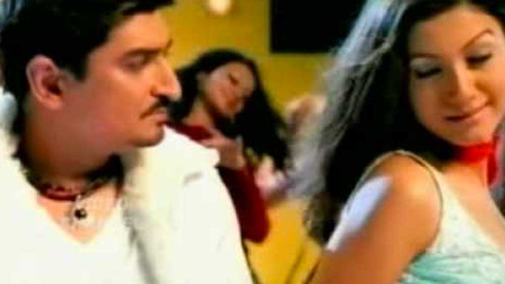 বম্বে ভাইকিংস-এর মিউজিক ভিডিয়ো ‘হাওয়া মেঁ উড়তি যায়ে’-তে তাঁর পারফরম্যান্স প্রশংসিত হয়েছিল। টেলিভিশন শো সঞ্চালনার পাশাপাশি তিনি অংশ নেন ডান্স শো ‘ঝলক দিখলা যা’-তেও।