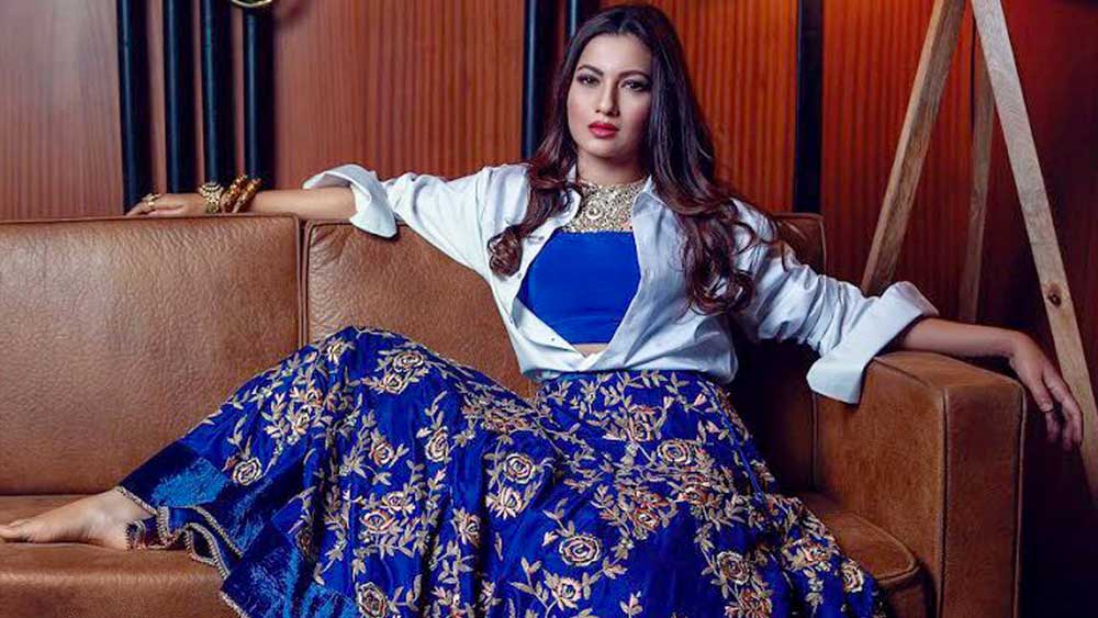 কাজের ক্ষেত্রে বার বার তাঁর সঙ্গী হয়েছে বিতর্কও। এক বার রিয়েলিটি শো ‘ইন্ডিয়াজ র’ স্টার’-এ জনৈক মহম্মদ আকিল মালিক তাঁকে চড় মেরেছিলেন। অভিযোগ ছিল সে সময় গওহর অশালীন পোশাক পরেছিলেন।