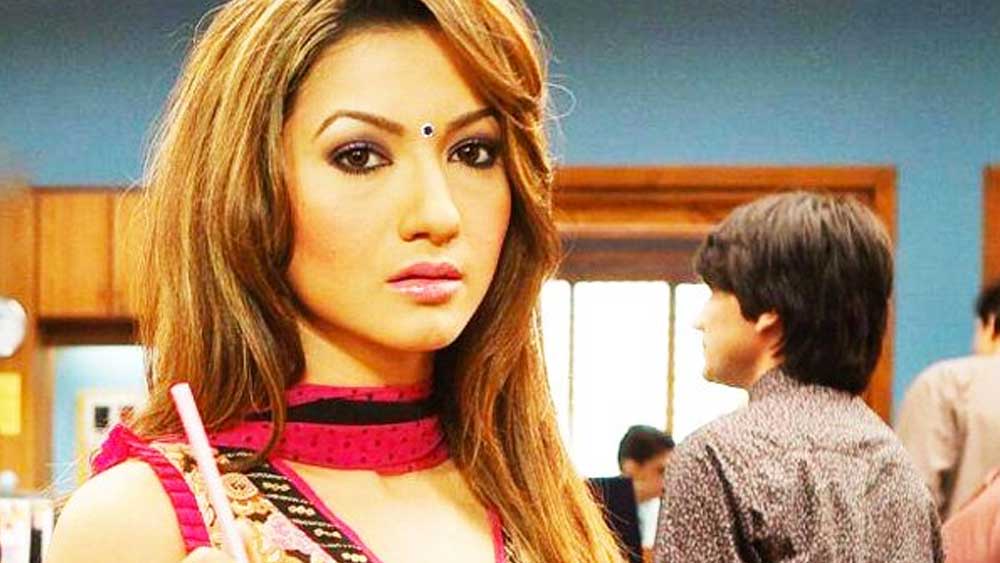 পরে গওহর জানান, টেম্পোরারি লিপ অগমেন্টেশন করিয়েছিলেন। যার ফলে ৩-৪ ঘণ্টার জন্য ঠোঁটের আকার পাল্টে যায়। কিন্তু নতুন লুক পছন্দ হয়নি বলে তিনি ফিরে যান পুরনো চেহারাতেই।