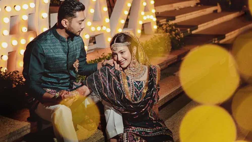 শুক্রবার গওহর বিয়ে করলেন সঙ্গীত পরিচালক ইসমাইল দরবারের ছেলে জায়েদকে। প্রথামাফিক নিকাহ-র পরে রাজকীয় পার্টিরও আয়োজন করেন তাঁরা। বলিউড তারকাদের চাঁদের হাট বসেছিল পার্টিতে