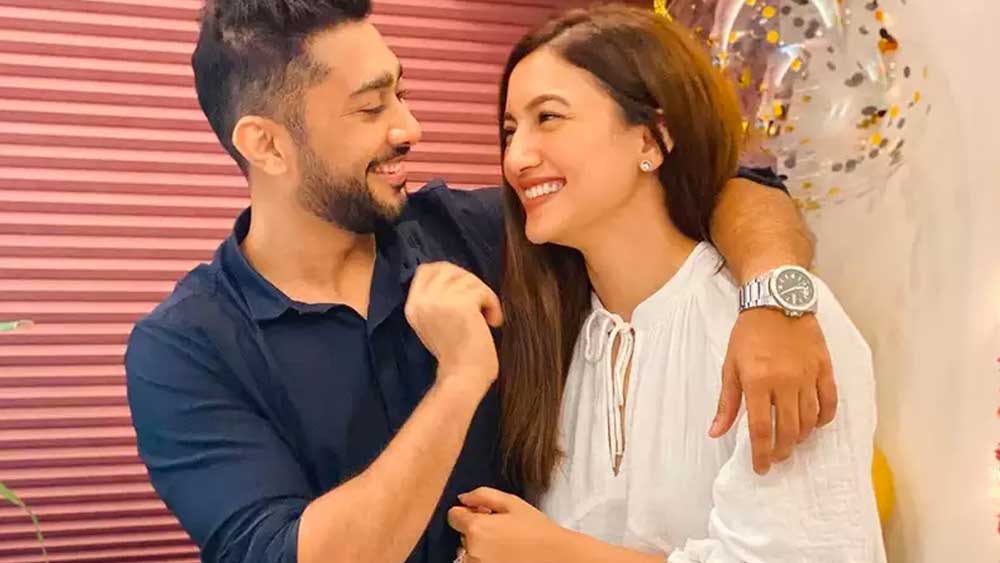 তাঁরা জানান, তাঁদের আলাপ হয়েছিল শপিং সেন্টারে। দু’জনেই কেনাকাটা করছিলেন। তার পর ক্রমে ঘনিষ্ঠ হয় আলাপ। সেখান থেকে প্রেম। গান গেয়ে এবং আংটি দিয়ে গওহরকে প্রোপোজ করেন জায়েদ।