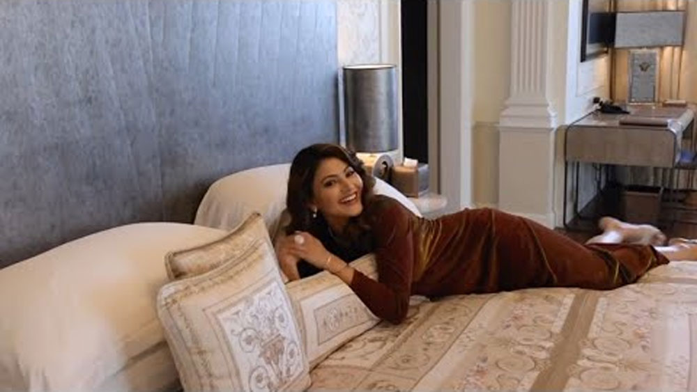 অন্দরমহলের সঙ্গে মানানসই বাদামী গাউন পরে রুম ট্যুর করিয়েছেন তিনি। তাঁর এই বাড়ি অবশ্য কোনও প্রাসাদের থেকে কম যায় না।