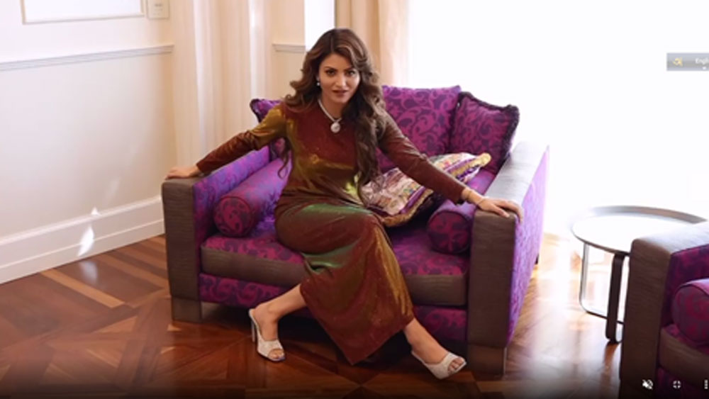 তাঁর অন্দরমহল সাজিয়েছেন জনপ্রিয় ইন্টিরিয়র ডিজাইনার ভার্সাসি। ঘরের প্রতিটি আসবাবপত্র, দরজা, জানলা এমনকি চায়ের পেয়ালা পর্যন্ত সব কিছুই নিজে হাতে পছন্দ করে এনেছেন ওই ডিজাইনার।