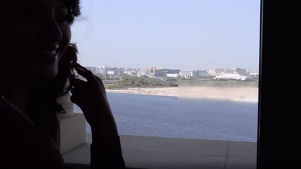 লিভিং রুমের সঙ্গে রয়েছে একটি ব্যালকনি। ব্যালকনিতে দাঁড়িয়ে সামনে সমুদ্রের শোভা উপভোগ করা যাবে।