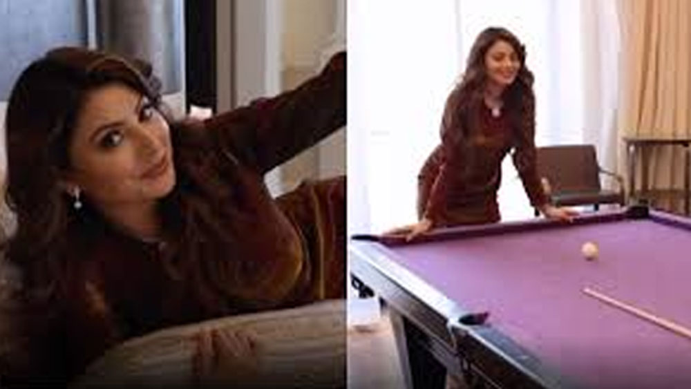 স্টাডি রুম থেকে বেরিয়ে সোজা হাঁটা দিলেই পৌঁছে যাওয়া যায় প্লে রুমে। এই প্লে রুমে যাওয়ার রাস্তার দুই দিকের দেওয়ালে প্রচুর ছবি ঝোলানো রয়েছে।