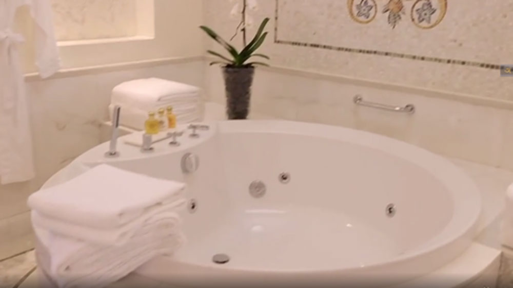 ড্রেসিংরুমের সঙ্গে লাগোয়া ওয়াশরুম। যার শোভা বাড়িয়ে দিয়েছে গোলাকার বাথটাব।