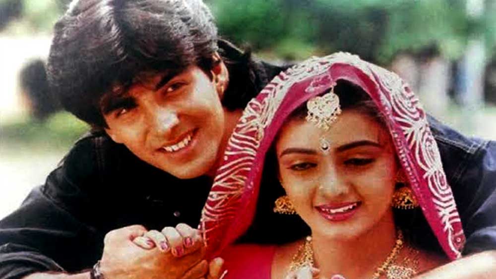 বলিউডে শান্তিপ্রিয়ার প্রথম ছবি অক্ষয় কুমারের বিপরীতে ‘সৌগন্ধ’। অক্ষয় কুমারেরও এটা ছিল প্রথম ছবি। এর পর বেশ কিছু হিন্দি ছবিতে অভিনয়ের সুযোগ পান তিনি।