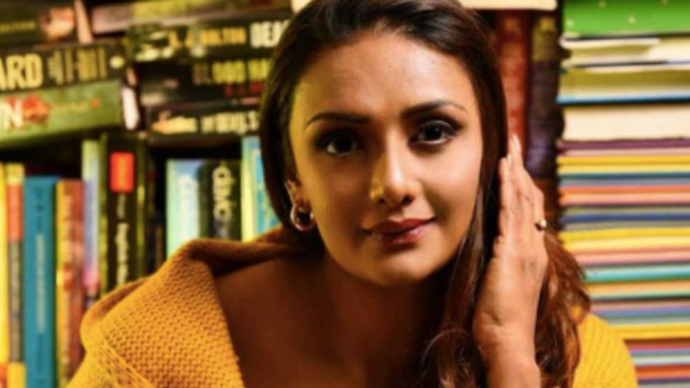 নিজের পারিবারিক জীবনে বেশ খুশিই ছিলেন শান্তিপ্রিয়া। হঠাৎই ছন্দপতন। বিয়ের ১২ বছর পরে আচমকা হৃদরোগে তাঁর স্বামীর মৃত্যু হয়।