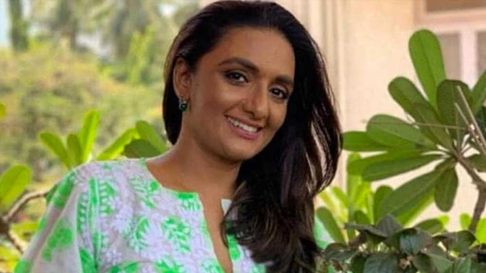 এমনও নাকি হয়েছে শ্যুটিং বন্ধ করিয়ে আবার মেক আপে রিটাচ দেওয়া হয়েছে শান্তিপ্রিয়াকে। তার পর অক্ষয়কুমারের পাশে দাঁড় করিয়ে দু’জনের স্কিনটোন মিলিয়ে দেখা হয়েছে। দু’জনের গায়ের রঙের মধ্যে সামঞ্জস্য এসেছে বলে পরিচালকের মনে হলে তবেই নাকি আবার শুরু হত শ্যুটিং। আক্ষেপ শান্তিপ্রিয়ার।