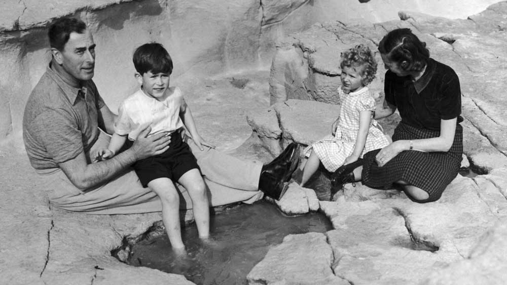 ব্রিটিশ রাজপরিবারের শাখায় জন্মগ্রহণ করা মাউন্টব্যাটেনের পরিচয় বহু। তাঁর সম্পূর্ণ নাম লুইস ফ্রান্সিস অ্যালবার্ট ভিক্টর নিকোলাস মাউন্টব্যাটেন। আর এক পরিচয় ‘ফার্স্ট আর্ল মাউন্টব্যাটেন অব বর্মা’। ইংল্যান্ডের বার্কশায়ারের ফ্রগমোর হাউসে ১৯০০ সালের ২৫ জুন ভূমিষ্ঠ হওয়ার সময় তাঁর নাম ছিল ‘প্রিন্স লুই অব ব্যাটেনবার্গ’।