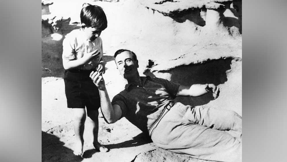 তাঁর বাবার নামও ছিল ‘প্রিন্স লুই অব ব্যাটেনবার্গ’। মা ছিলেন প্রিন্সেস ভিক্টোরিয়া। জন্মসূত্রে তিনি রানি দ্বিতীয় ভিক্টোরিয়া এবং যুবরাজ ফিলিপের দূর সম্পর্কের আত্মীয়। প্রিন্স চার্লস তথা মূল ব্রিটিশ রাজপরিবারের তিনি খুবই ঘনিষ্ঠ। নিকোলাস থেকে তাঁর ডাকনাম ছিল ‘নিকি’। কিন্তু নিকোলাস তথা নিকি নাম রুশ জারতন্ত্রে আগে বহু ছিল। তাই প্রমাতামহী রানি ভিক্টোরিয়ার পরামর্শে তাঁর নাম ‘নিকি’ থেকে করা হয় ‘ডিকি’।