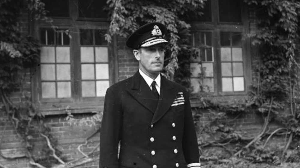 ব্রিটিশ রাজনীতিকের পাশাপাশি লর্ড মাউন্টব্যাটেন ছিলেন নৌবাহিনীর অফিসার। দ্বিতীয় বিশ্বযুদ্ধের সময় সাউথ ইস্ট এশিয়া কম্যান্ডের তিনি ছিলেন সু্প্রিম অ্যালায়েড কম্যান্ডার। পরাধীন ভারতের শেষ ভাইসরয় তথা স্বাধীন ভারতের প্রথম গভর্নর জেনারেল মাউন্টব্যাটেন ছিলেন ক্রাইস্ট কলেজের ছাত্র। ১৯১৬ সালে ব্রিটিশ রয়্যাল নেভি-তে যোগদানের আগে তিনি প্রশিক্ষণ নেন ওসবোর্নের রয়্যাল নেভাল কলেজে।