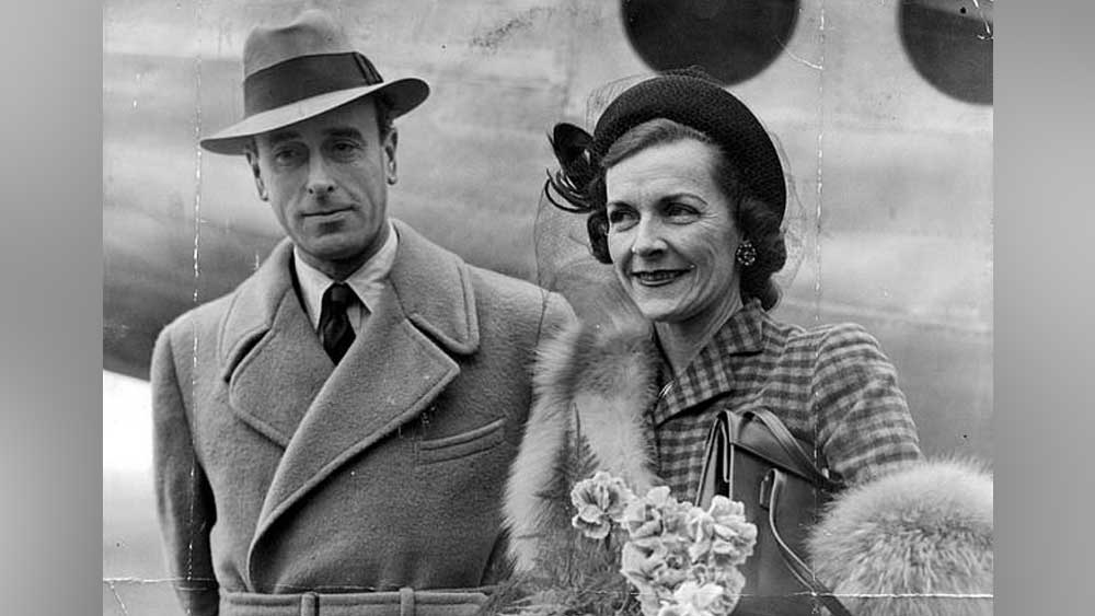 ১৯২২ সালের ১৮ জুলাই মাউন্টব্যাটেন বিয়ে করেছিলেন ব্রিটিশ অভিজাত পরিবারের তরুণী এডুইনা সিন্থিয়া অ্যানেট অ্যাশলেকে। তাঁদের দুই মেয়ের নাম প্যাট্রিসিয়া এবং প্যামেলা। মাউন্টব্যাটেন-এডুইনার বিয়ে এবং দাম্পত্য ছিল সারা বিশ্বেই চর্চিত। লেডি মাউন্টব্যাটেনের সঙ্গে ভারতের প্রথম প্রধানমন্ত্রী প্রয়াত জওহরলাল নেহরুর সম্পর্ক নিয়ে বহু আলোচনা হয়ে আসছে গত সাত দশকের বেশি সময় ধরে।