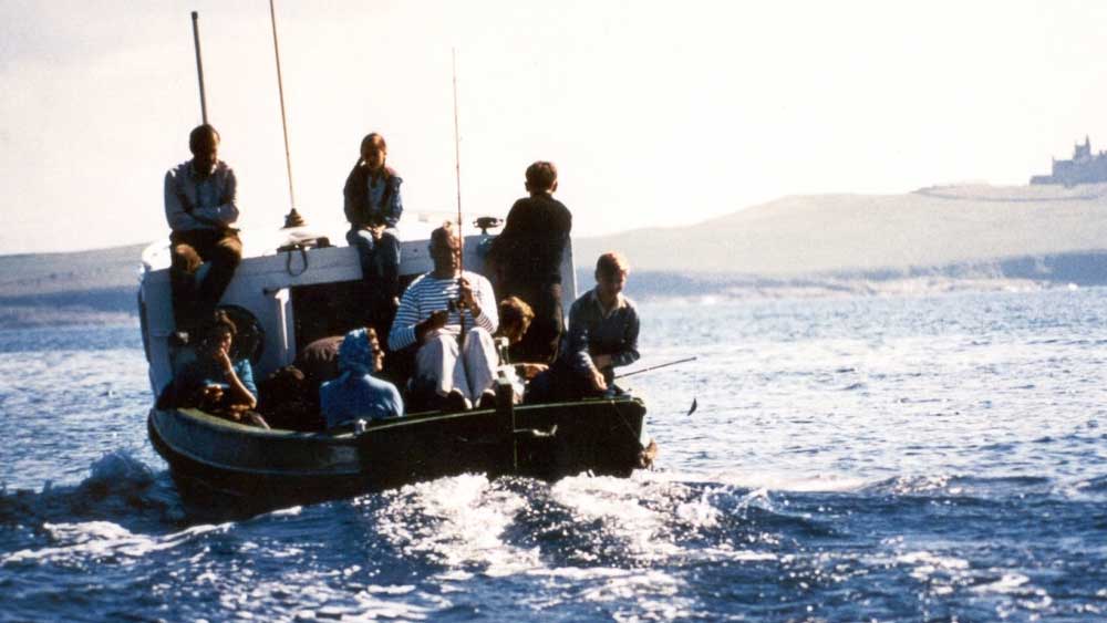 ১৯৭৯ সালের ২৭ অগস্ট মাউন্টব্যাটেন গিয়েছিলেন গলদা চিংড়ি এবং টুনা মাছ ধরতে। সওয়ার হয়েছিলেন কাঠের নৌকো ‘শ্যাডো ফাইভ’-এ। তাঁর সঙ্গে ছিলেন বড় মেয়ে প্যাট্রিসিয়া এবং তাঁর স্বামী, তাঁদের যমজ ছেলে নিকোলাস ও টিমোথি এবং প্যাট্রিসিয়ার শাশুড়ি ডোরিন তথা ডোয়াগের লেডি ব্র্যাবোর্ন। নৌকোর মাঝি ছিল ১৫ বছর বয়সি পল ম্যাক্সওয়েল।