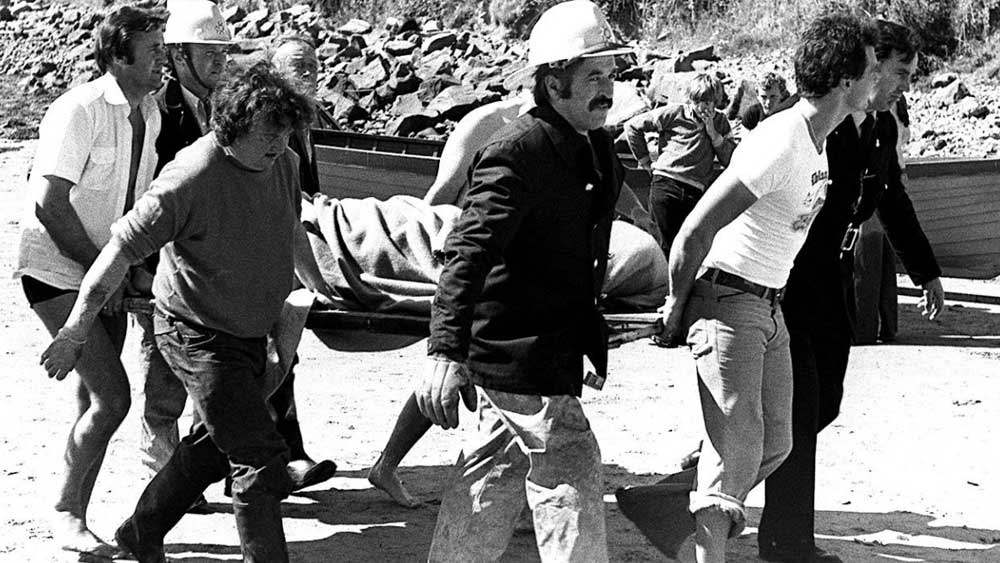 নৌকোবিহার যখন জমে উঠেছে, তখনই বিস্ফোরণে চারদিক কেঁপে ওঠে। অভিযোগ, আগে থেকেই বোমা রাখা ছিল নৌকোয়। সে সময় নিরাপত্তা ব্যবস্থাও ছিল না নৌকো ঘিরে। উদ্ধারকারীদের দাবি, বিস্ফোরণের পরে জল থেকে উদ্ধার করার সময়েও জীবিত ছিলেন মাউন্টব্যাটেন। তবে তাঁর দু’টি পা বিস্ফোরণে ক্ষত বিক্ষত হয়ে পড়েছিল। উদ্ধার করার কিছুক্ষণ পরেই তিনি প্রয়াত হন।