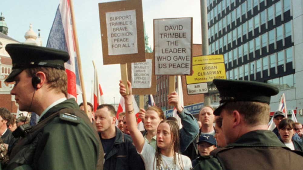 উত্তর আয়ারল্যান্ড কি গ্রেট ব্রিটেনের অংশ হয়েই থাকবে? নাকি আয়ারল্যান্ড প্রজাতন্ত্রের অংশ হবে? এই প্রশ্ন ও দ্বন্দ্বে সে সময় উত্তর আয়ারল্যান্ড উত্তাল। গোটা আয়ারল্যান্ড দ্বিধাবিভক্ত। সেই দ্বন্দ্বের অবসান ঘটে ১৯৯৮ সালে, ‘গুড ফ্রাইডে চুক্তির’ মাধ্যমে।