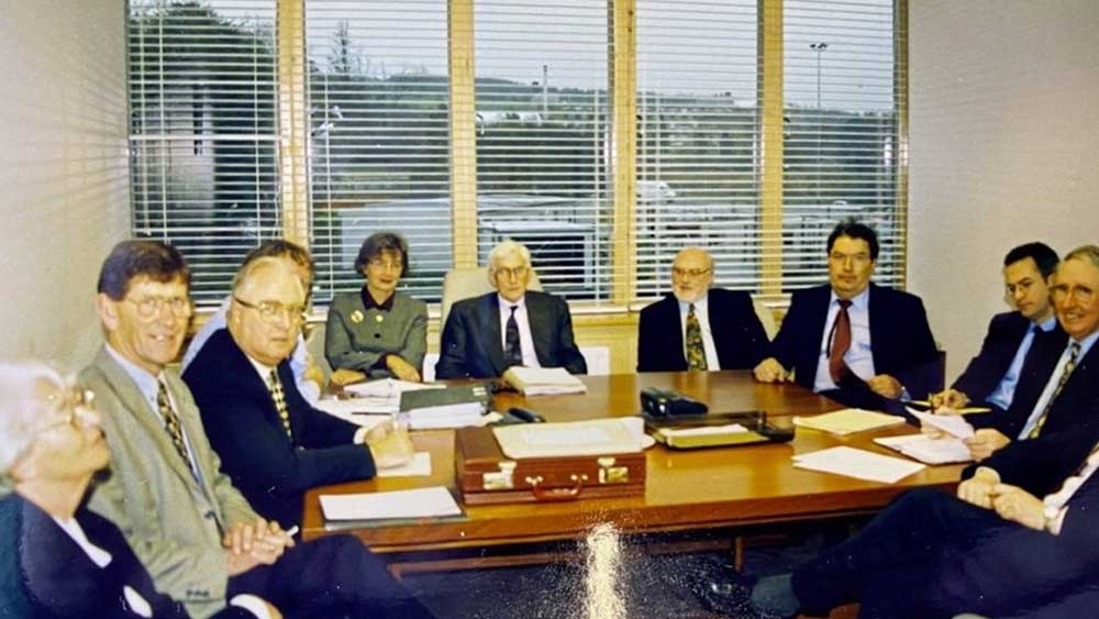 এই চুক্তির মাধ্যমেই তৈরি হয় ‘নর্দার্ন আয়ারল্যান্ড অ্যাক্ট ১৯৯৮’ এবং ‘নর্দার্ন আয়ারল্যান্ড অ্যাসেম্বলি’। বিভিন্ন নীতি নির্ধারণে এই অ্যাসেম্বলি গুরুত্বপূর্ণ সিদ্ধান্ত নেয়। বাকি ক্ষেত্রে সিদ্ধান্ত গ্রহণের অধিকার ব্রিটিশ সরকারের। নর্দার্ন আয়ারল্যান্ড এবং রিপাবলিক অব আয়ারল্যান্ডও কাজ করে একে অপরের সহায়ক হিসেবে।