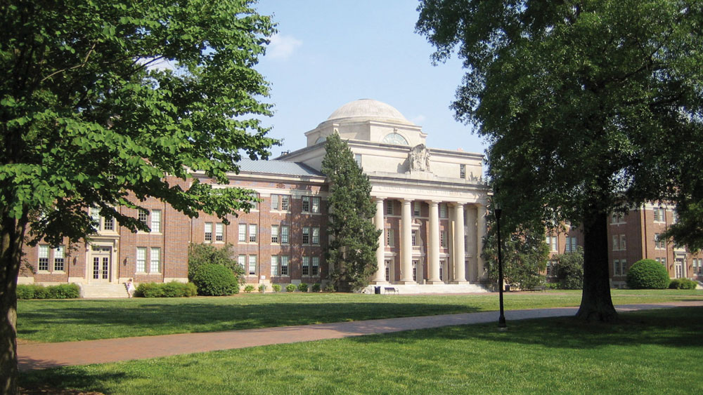 কাশ্মীরি বংশোদ্ভূত এই কন্যার পড়াশোনা আগাগোড়াই আমেরিকায়। ডেভিডসন কলেজ থেকে তিনি ইংরেজি ভাষা ও সাহিত্যে স্নাতক হন ২০১৩ সালে।