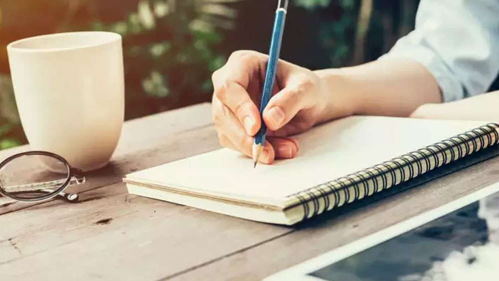 পাশাপাশি তিনি পড়াশোনা করেছেন স্প্যানিশ ভাষা ও সাহিত্যেও। কিছু দিন তিনি কম্পিউটারের শিক্ষিকা হিসেবে স্বেচ্ছা শ্রমদান করেছেন।