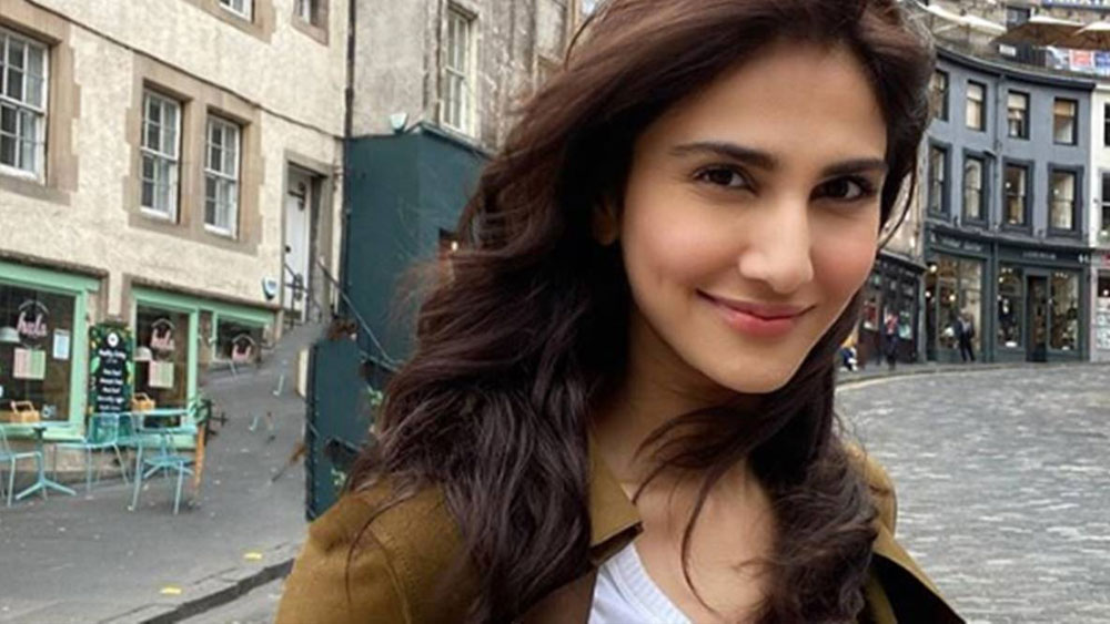 বেশ কিছু বিজ্ঞাপনের সুবাদে মডেলিংয়ের দুনিয়ায় পরিচিত মুখ হয়ে ওঠেন তিনি। তাঁকে দেখা গিয়েছিল যশরাজ ফিল্মসের মিউজিক ভিডিয়ো ‘ম্যায়ঁ ইয়ার মনানা নি’-তেও। ‘ম্যাক্সিম’, ‘কসমোপলিটন’, ‘এল’, ‘ভোগ’-সহ পৃথিবীর বিখ্যাত লাইফস্টাইল পত্রিকার প্রচ্ছদে জায়গা করে নিয়েছেন তিনি।