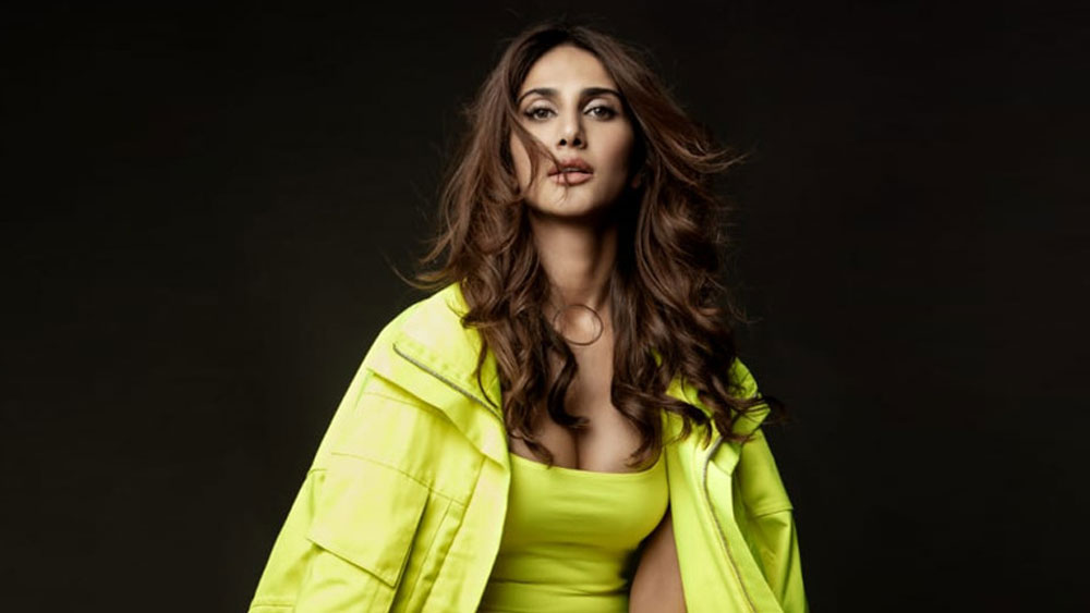 কিন্তু তাঁর এই দাবিতে দর্শকদের মুখ বন্ধ করা যায়নি। শেষে বাণী বলেন, প্লাস্টিক সার্জারি করার মতো আর্থিক সঙ্গতি তাঁর নেই। তবে ইন্ডাস্ট্রিতে বাকি যাঁরা প্লাস্টিক সার্জারি করিয়েছেন, তাঁদের নিয়েও কোনও মন্তব্য করতে চাননি তিনি। বার বার একই প্রসঙ্গে প্রশ্নের মুখোমুখি হতে হতে তিনি ক্লান্ত, জানান বাণী।