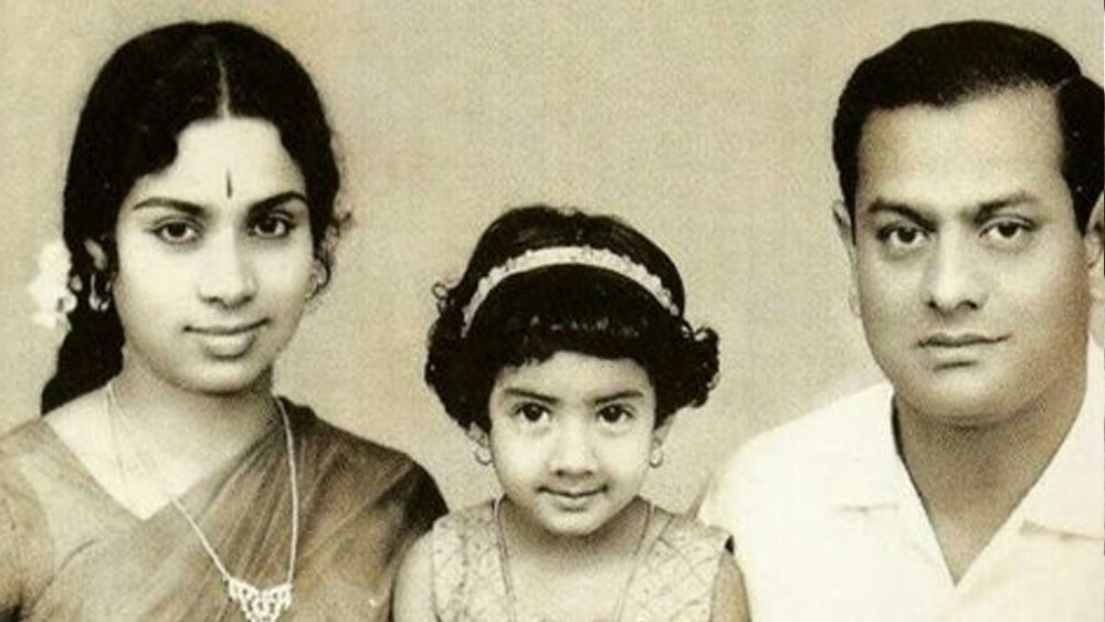 সে বছরই ধরা পড়ে, শ্রীদেবীর মা রাজেশ্বরী ক্যানসার আক্রান্ত। একাধিক চিকিৎসকের পরামর্শ নেওয়ার পরে শ্রীদেবী ঠিক করেন তিনি মাকে নিয়ে যাবেন নিউ ইয়র্ক।