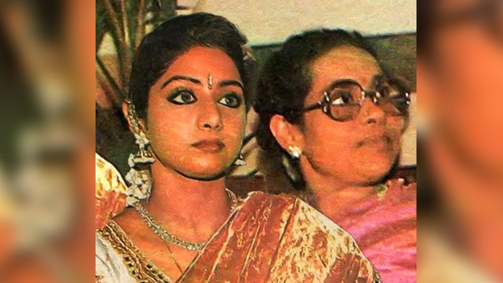 নিউ ইয়র্কের এক নামী হাসপাতালে রাজেশ্বরীকে ভর্তি করেন শ্রীদেবী। সেখানেই তাঁর অস্ত্রোপচারের দিন ঠিক হয়।