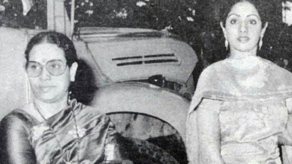 হাসপাতালের গাফিলতিতেই তাঁর মা মৃত্যুমুখে চলে গিয়েছেন, দাবি করেন শ্রীদেবী। এই বিতর্কিত অধ্যায় খবরে এসেছিল নিউইয়র্কের সংবাদমাধ্যমে। ভারতীয় সংবাদ মাধ্যমেও সেই খবর প্রকাশিত হয়েছিল।