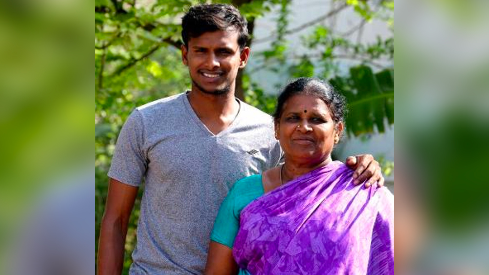 বাবা দৈনিক মজুরির ভিত্তিতে কাজ করা গ্রামবাসী। কখনও কারখানায় ঠিকা কাজ করছেন। সেটা না থাকলে স্টেশনে গিয়ে মালবাহক হয়ে মোট বয়েছেন। রাস্তার ধারে বসে মা মুরগি বিক্রি করেন। কখনও কখনও চটজলদি মুখরোচক খাবারও সাজিয়ে বসেন। তাঁদের দু’জনের সামান্য উপার্জনের দিকে তাকিয়ে ঘরে অপেক্ষা করে থাকে পাঁচটি খুদে মুখ। সব সময় ভাল করে দু’বেলা খাবারও জুটত না। এই পরিবারেই নটরাজনের জন্ম ১৯৯১ সালের ২৭ মে।