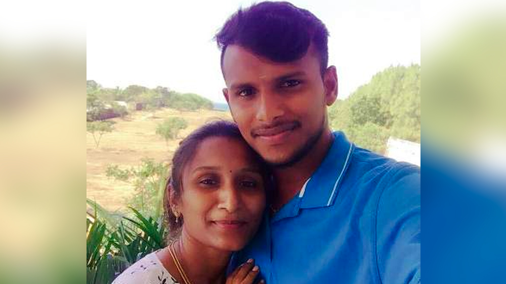 ভর্তি হয়েছিলেন গ্রামের স্কুলে। এমনই আর্থিক অবস্থা, বইখাতা বা পেনসিল কেনাটাও দুঃসাধ্য হয়ে পড়ত। তার মধ্যে ৫ বছর বয়স থেকে শুরু হল ক্রিকেট খেলা। টেনিস বল দিয়ে।