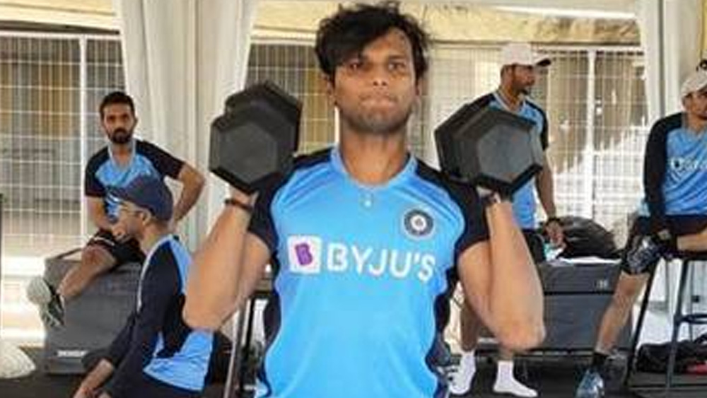 বিসিসিআই-এর কাছ থেকে ‘চাকার’ তকমা পেয়ে এক বছর ক্রিকেট থেকে দূরে থাকতে হয়েচিল নটরাজনকে। বহু পরিশ্রমে আবা ফিরে এসেছিলেন বাইশ গজে। মাঠের বাইরে থাকার সময়টুকু তাঁকে আগলে নিয়ে রেখেছিলেন জয়প্রকাশ। কখনও মনোবল ভেঙে পড়তে দেননি। তাঁর কাছে এই ভোকাল টনিকের গুরুত্ব অপরিসীম। জানিয়েছেন নটরাজন। পাশাপাশি, তাঁর বোলিং অ্যাকশন শুধরে দেওয়ার জন্য তিনি কৃতজ্ঞ প্রাক্তন ক্রিকেটার সুনীল সুব্রমানিয়ন, ডি বাসু এবং এম ভেঙ্কটরামনের কাছে।