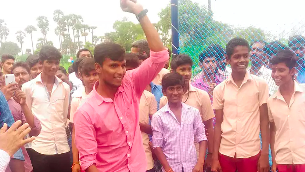 ভাইয়ের লেখাপড়াও যাতে নির্বিঘ্নে সম্পূর্ণ হয়, সে খেয়ালও রেখেছেন। ভাইয়ের সঙ্গে মিলে অনেক দিনের স্বপ্ন পূরণ করেছেন। গ্রামে ক্রিকেট অ্যাকাডেমি খুলেছেন। সেখানে বিনামূল্যে ক্রিকেট শেখে আরও অনেক নটরাজন।