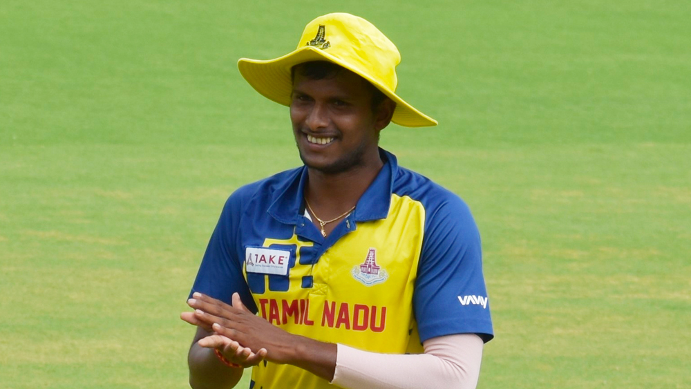 কোনও এক সময় যখন খেলতে যেতেন, উদ্যোক্তাদের কাছে জুতো চাইতেন। কারণ ভাল জুতো কেনার পয়সা ছিল না। এখন তিনি কোটিপতি। তবে এখনও প্রত্যেক জোড়া জুতোকে খুব যত্ন করে রাখেন নটরাজন।