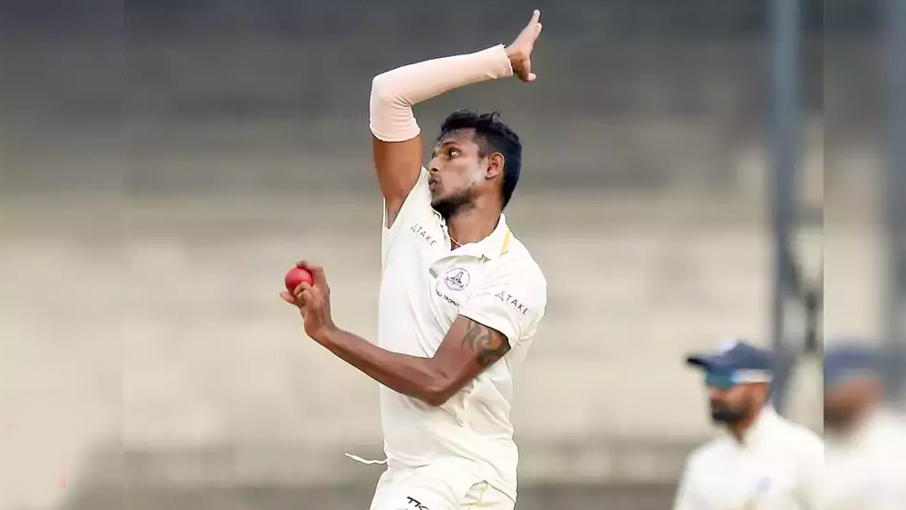 খ্যাতির আলোকবৃত্তে এসেও ভুলতে চান না নিদারুণ অতীতকে। তাই আইপিএল-এ তাঁর জার্সিতে নামের জায়গায় থাকত ‘জে পি নাট্টু’। অর্থাৎ জয়প্রকাশ নাট্টু। এ ভাবেই তিনি কুর্নিশ জানিয়েছেন নিজের গডফাদারকে। যিনি না থাকলে হয়তো নটরাজনের ইয়র্কার নির্বিষ হয়ে হারিয়ে যেত গ্রামের আলপথে। নটরাজনের হাতের উল্কিতেও লেখা ‘জে পি’।