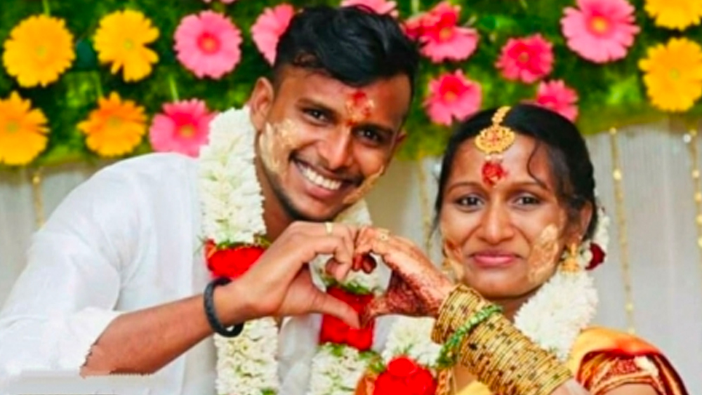 অতিমারির বছর হলেও ২০২০ নটরাজনের কাছে ভাল বার্তাবাহক হয়েই থাকল। শুধু জাতীয় দলে সুযোগই নয়। এ বছর তিনি পেয়েছেন পিতৃত্বের স্বাদও। আইপিএল চলাকালীন কন্যাসন্তানের জন্ম দিয়েছেন প্রতিভা। নটরাজনকে অবশ্য ভিডিয়োতেই সদ্যোজাতকে দেখে খুশি থাকতে হয়েছিল। তিনি সে সময় ব্যস্ত ছিলেন সানরাইজার্সের হয়ে খেলায়।