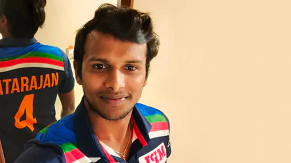 অস্ট্রেলিয়া উড়ে যাওয়ার আগে মানতস্বরূপ দাড়ি রেখেছিলেন নটরাজন। সেই দাড়ি বিসর্জন দিয়ে মন্দিরে পুজো উৎসর্গ করার পরেই অস্ট্রেলিয়ার বিমানে পা রেখেছেন নটরাজন। আরও অনেক উড়ান ভবিষ্যতে অপেক্ষা করে আছে তাঁর জন্য।